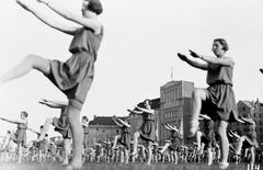 Hakasalmen huvilan kauniilla pihalla pidetään puistojumppahetkiä, jotka perustuvat aitoon 1920-luvun kenttävoimisteluohjelmaan taivutuksineen ja venytyksineen, leikkeineen ja tansseineen. Kuva: Helsingin kaupunginmuseo.