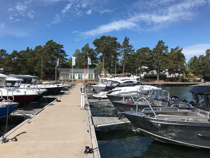 ASTRUM-liikemerkin venebrändit ovat tuttu näky Söljeholmenin Marinassa. Kuva: Astrum Vene Oy.