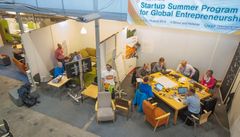 Tiimit työn touhussa Espoon sisäilma-hackathonissa. Kuva: Jaakko Porokuokka