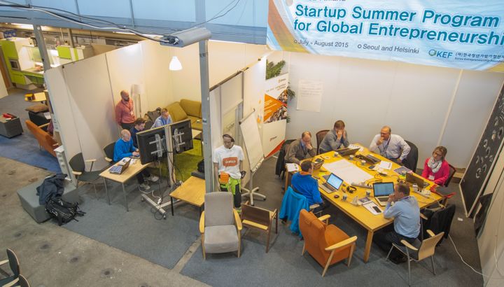 Tiimit työn touhussa Espoon sisäilma-hackathonissa. Kuva: Jaakko Porokuokka