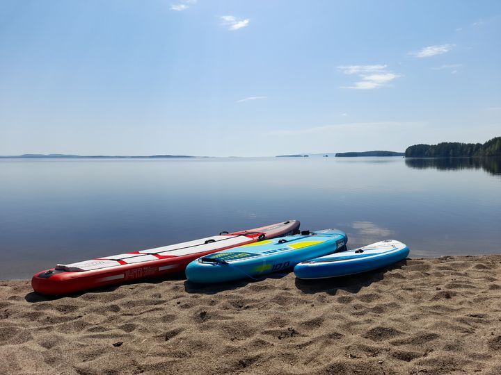 Suppilautoja Pielisen rannassa. Kuva: Seikkailuyhtiö Vaara Oy / Katariina Rantalaiho