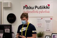 Olli Alasaarela suorittamassa kilpailutehtävää TaitajaPLUS Liiketoiminta -lajissa. Kuva: Samuel Kynkäänniemi, Luovi / Skills Finland