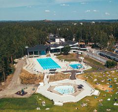 Sveitsin uimala, jossa laajennusosa näkyy vasemmalla ja erottuu mustakattoisena rakennuksena. Kuva: Hyvinkään kaupunki/Teemu Heikkilä.