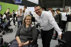 ”Sähköpyörätuoli ja sen ohjaus rakennetaan henkilön tarpeen mukaan”, kertoo Respectan Petteri Niinikoski. Tampereella fysioterapeuttina toimiva Anni Nylund kokeili sähköpyörätuolin leukaohjausta Apuväline 2017 -messuilla. 