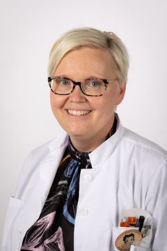 Smartpumpen underlättar behandlingen av typ 1-diabetes hos barn, säger barnendokrinolog Anna-Kaisa Tuomaala vid HUS Sjukvård för barn och unga. Se Suorana HUSista -informationsmötet 17.2.2023.