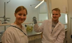 Pullossa on jätevesistä eristettyä mikromuovia, esittelevät gradun tehnyt Kalle Ryymin ja tutkija Pauliina Salmi Jyväskylän yliopiston bio- ja ympäristötieteiden laitoksella. Kuva: Jyväskylän yliopisto