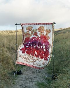 Kustaa Saksi, In Full Bloom, 2019. Jacquard-kudonta / jacquard weave, 168x238cm. Mohair, Cotton, Wool, Cotton Velvet, Acrylic, Silk. Kuva / Photo: Jussi Puikkonen