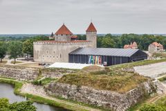 Kuressaaren keskiaikainen piispanlinna tarjoaa Baltian suosituimmalle oopperafestivaalille upeat kulissit. Kuva: Visit Estonia