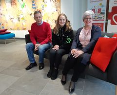 Tamperelainen uimari Mila Manner (keskellä) allekirjoitti yhteistyösopimuksen Sydänsairaalan toimitusjohtaja Kari Niemelän ja liiketoimintajohtaja Minna Metsälän kanssa.