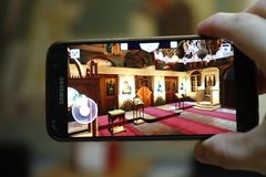 Mobiilipelitekniikoita hyödyntävässä 3D-kirkossa käyttäjälle avautuu lisätietoa esineitä ja ikoneja koskettamalla.