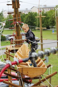 Pärnun seikkailukeskuksessa pääset kiipeilemään jopa 12 metrin korkeudessa ja hyppimään kuin Tarzan. Vauhdista nauttiville aikuisille Pärnusta löytyy myös kansainväliset kisakriteerit täyttävä Porsche Ring -autourheilukeskus.