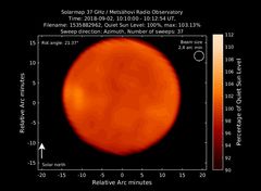 Aurinkokartta on otettu 2.9.2018. Kartan värit ovat vain visualisointia varten. Kartan vasemmassa reunassa on havaittavissa heikko radiokirkastuma, mikä näkyy kartalla haalean keltaisena alueena. Kuva: Metsähovi