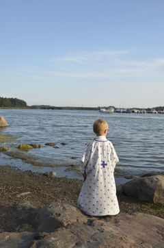 Ponomari eli alttariapulainen meren rannalla Espoossa. Kuva: Katariina Koskivaara-Ilmonen.