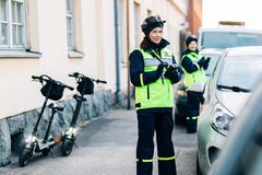 Pysäköinnintarkastajat työssään. Kuva: Helsingin kaupunki