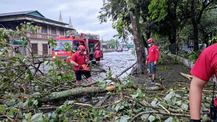 Taifuuni Rain tuhoja siivotaan Cebun kaupungissa. Kuva: Philippine Red Cross
