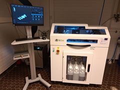 Sideaineen suihkutus -menetelmään perustuvan keraamisen 3D-tulostuslaitteen tulostusalue on pienehkö (65 x 160 x 65 mm), mutta se sopii hyvin keraamien tulostusominaisuuksien tutkimiseen. Kuva: Tampereen yliopisto