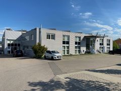 The Swiss company Synova, manufacturer of patented water jet guided laser cutting systems, has expanded its global branch network and founded a new subsidiary in the former Mikron Germany plant in Rottweil (BW). The factory is now producing CNC-controlled Laser MicroJet machines for the high-precision machining of materials such as metals, ceramics, diamonds or composites.