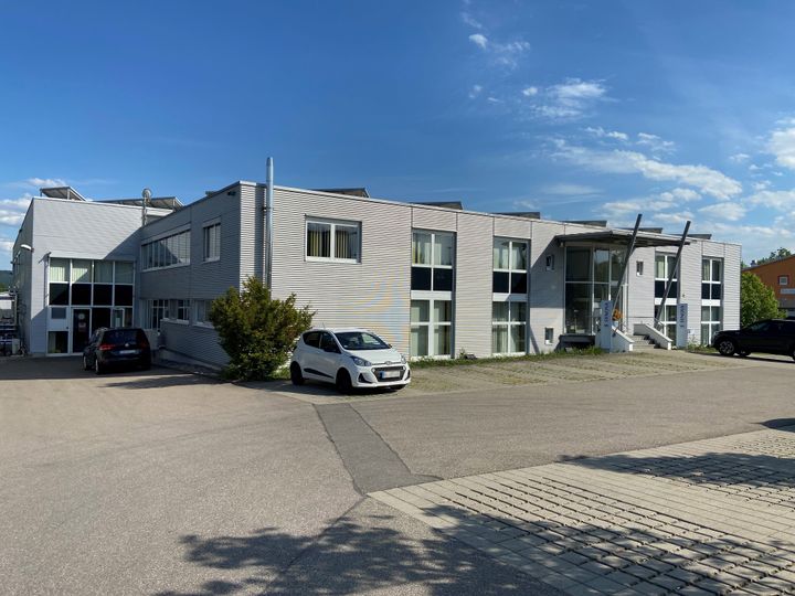 The Swiss company Synova, manufacturer of patented water jet guided laser cutting systems, has expanded its global branch network and founded a new subsidiary in the former Mikron Germany plant in Rottweil (BW). The factory is now producing CNC-controlled Laser MicroJet machines for the high-precision machining of materials such as metals, ceramics, diamonds or composites.