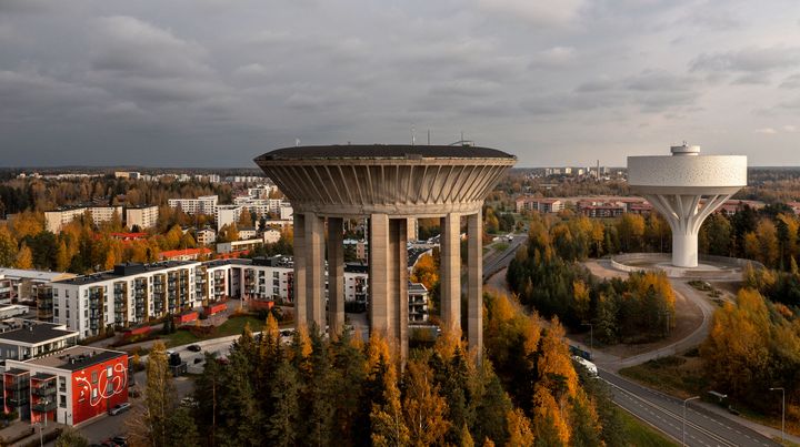 Hiekkaharjun vanha ja uusi vesitorni syksyllä 2021