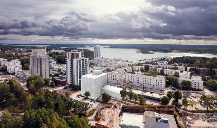 Fira suunnittelee ryhmärakennuttamalla toteutettavaa asuinkerrostaloa, Kivenlahden Kuohua, Espoon Kivenlahteen. Tuleva rakennus on havainnollistettu kuvaan hupulla peitettynä. Kuva: Fira.