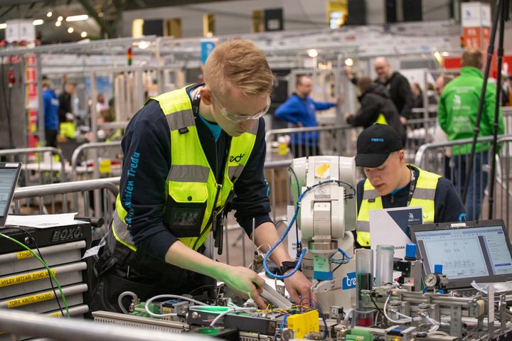 Ammattitaidon suomenmestaruuskilpailu Taitaja järjestettiin toukokuussa 2022 Porissa. Tapahtumassa vieraili noin 30 000 kävijää ja verkkolähetyksiä katsottiin lähes 20 000 kertaa. Kuvassa kappaletavara- automaation kilpailua.
Kuva: Saana Pihlajaniemi, Sataedu / Skills Finland