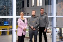 Vasemmalta oikealle Susanna Lohiniemi (Toiminnan johtaja TAYS lastenklinikan tuki ry), Rauno Pere (yrittäjä Cardon Oy), Mikael tuominen (yrittäjä Cardon Oy)