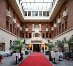 The interior courtyard of the Stock
Exchange resembles a roofed-over
outdoor space. A rare extant space, its
original glass roof continues to provide
natural light to the interior. Photo: Yehia Eweis.