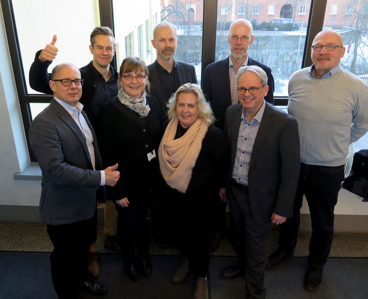 Allianssihankinnan suunnittelu on lähtökuopissaan. Kuvassa takarivissä Miika Ronkainen (Vison Oy), projektijohtaja Juha Saarikoski (Raide-Jokeri-projekti), Juha Virolainen (Vison Oy), hankepäällikkö Mauri Möttönen (Espoon kaupunkitekniikan keskus), eturivissä Jani Saarinen (Vison Oy), projektijohtaja Eila Suojala (Helsingin rakennusvirasto), hankintapäällikkö Nina Sundell (HKL) ja Anders Nordström (Vison Oy).
