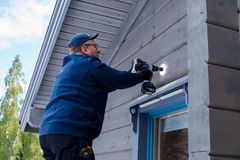 Korvausilmaventtiilin asentaminen onnistuu puurakenteeseen kuppiterällä