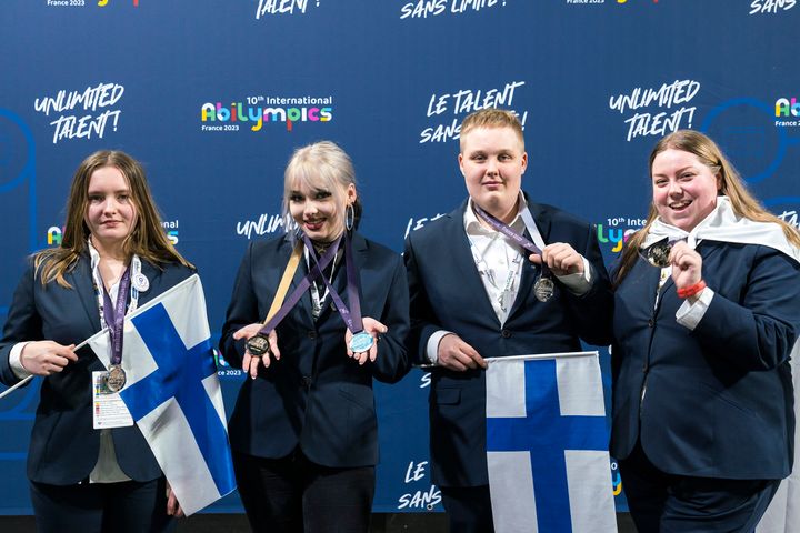 Miia Harpo, Saga Naumanen, Tom Moilanen ja Milla Tiira pääsivät mitalisijoille Abilympics Metz 2023 -kilpailussa. Kuva: Skills Finland / Juha Nurminen.