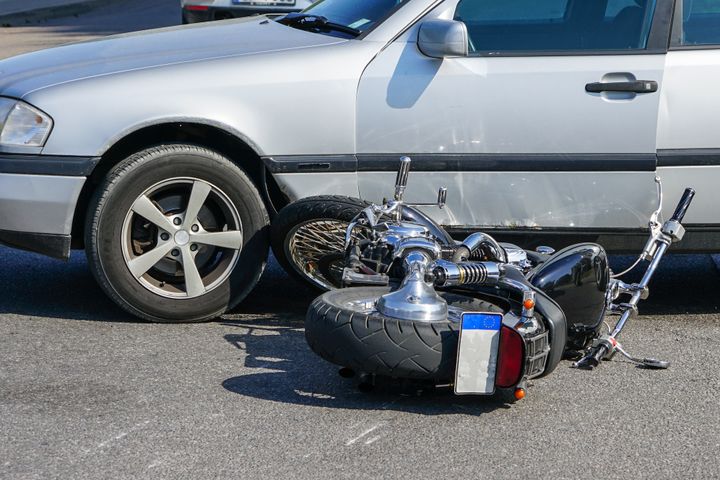 Puolet moottoripyöräilijöiden kuolemaan johtaneista onnettomuuksista on yhteenajoja toisen ajoneuvon kanssa. Kuva: Mostphotos.