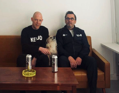 Jarkko Nordlund ja Kontulan Oluttehtaan perustaja Jukka Kurttila iloitsevat uudesta yhtiökumppanuudesta.