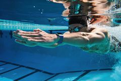Fitbit Ionic on vedenpitävä aina 50 metrin syvyyteen asti. Se kertoo reaaliaikaisesti altaanvälien ajat, harjoituksen keston ja uidessa poltettujen kalorien määrän.