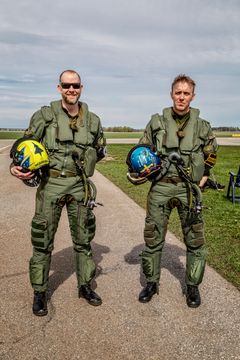 Gripen esityslentäjät Henrik ”Sunshine” Björling vasemmalla ja Peter ”Starbutt” Fällen oikealla. Starbutt lentää Kaivopuistossa Sunshinen toimiessa valvojana. Kuva:  Jörgen Nilsson / JN Photo