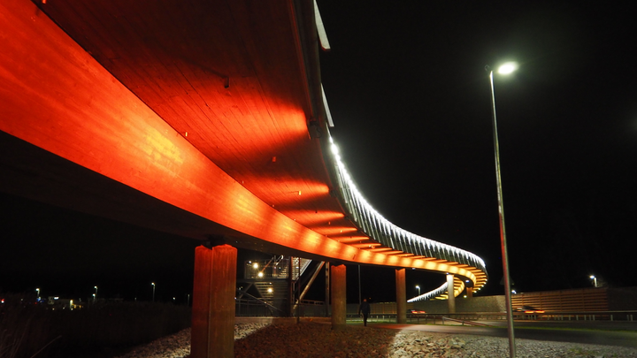 I Vasa förses bl.a. Alskatvägens promenadbro 25.11- 2.12. med orange belysning. Foto: Vasa stad / Ilari Rautiainen.