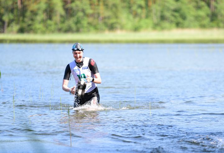 Naisten 12 kilometrin reitillä voittoon ui ja juoksi Lane4:n Johanna Pöyhönen. Kuva Jouko Kvick. 