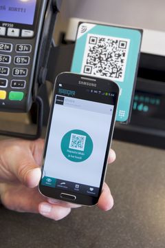 SEQR-mobiililompakolla maksaessaan asiakas osoittaa älypuhelimellaan kassalla olevaa QR-koodia ja hyväksyy ostoksen tunnusluvullaan.