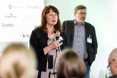 Uusi puu -hankkeen puheenjohtaja, Tetra Pak Oy:n ympäristöpäällikkö Sari Hassi avasi tilaisuuden.