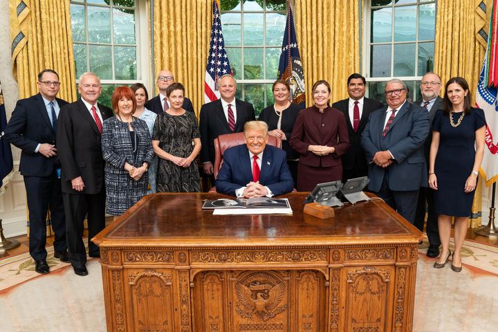 Repatriaatioon osallistuneiden yhteistyötahojen edustajat tapaamassa Yhdysvaltain presidentti Donald Trumpia Washingtonissa torstaina 17.9.2020. Kuva: White House.
