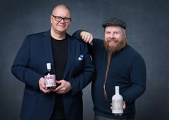 Arctic Blue Beverages VD Valtteri Eroma och mästerdestillatör Asko Ryynänen.