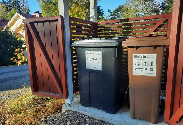 HSY selkiyttää jätehuoltopalveluitaan ja korvaa jatkossa kiinteistöjen omistamat jäteastiat HSY:n yhtenäisillä astiamalleilla. Uusien jätehuoltomääräysten myötä jokaisella kiinteistöllä lajitellaan tulevaisuudessa vähintään seka- ja biojätettä. Kuva: HSY / Päivi Vaisto