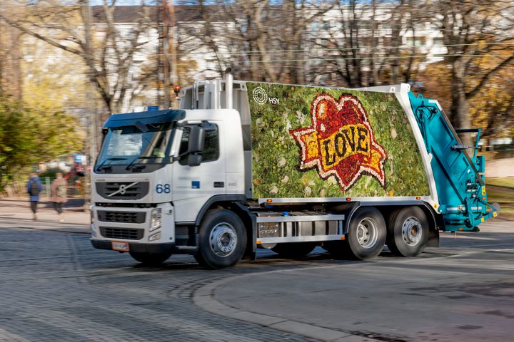 Jani Leinosen biojätteestä tekemä LOVE-teos tulee HSY:n jäteautojen kylkiin.