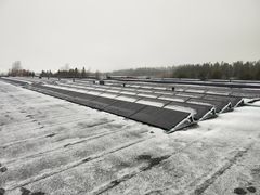 Lojerin Sastamalan tehtaan katolle rakennetaan 360 kilowattipiikin voimala, joka koostuu 930 aurinkopaneelista. Vuosituotto on noin 300 000 kilowattituntia eli saman verran kuin sähköautolla kuluu 1,5 miljoonan kilometrin ajossa.