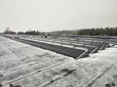 Lojerin Sastamalan tehtaan katolle rakennetaan 360 kilowattipiikin voimala, joka koostuu 930 aurinkopaneelista. Vuosituotto on noin 300 000 kilowattituntia eli saman verran kuin sähköautolla kuluu 1,5 miljoonan kilometrin ajossa.