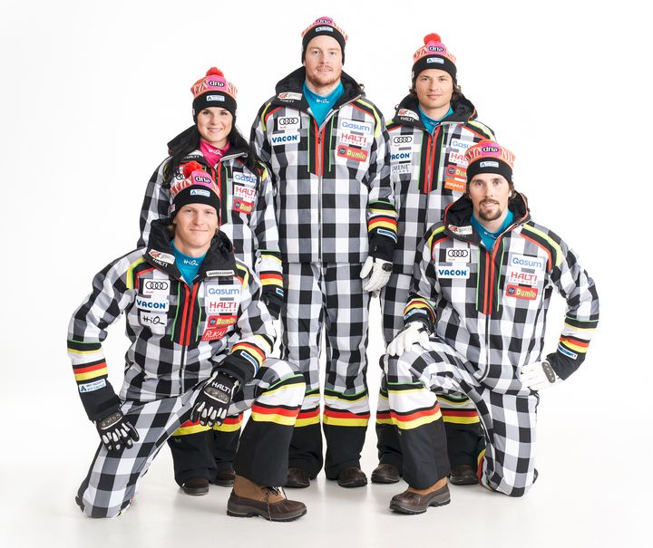 Kuvatiedot: Ski Sport Finlandin alppimaajoukkueen urheilijat Merle Soppela (vas. ylhäällä), Samu Torsti, Marcus Sandell, Santeri Paloniemi (vas. alhaalla) ja Andreas Romar. Kuva: Sami Välikangas.
