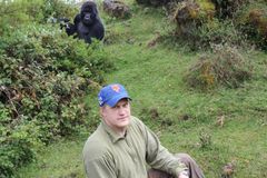 Vuorigorillalaumoja monitoroidaan seuraamalla niitä viidakossa aamusta iltaan. Monitoroinnin yhteydessä tutkitaan ja dokumentoidaan muun muassa gorilloiden käyttäytymistä ja otetaan näytteitä. Gorillat eivät varsinaisesti ole uhka tutkijoille, mutta välillä urokset voivat tehdä valehyökkäyksiä, harvemmin myös oikeita hyökkäyksiä. Juho-Antti Junno on työskennellyt Johns Hopkinsin yliopiston gorillatutkijoiden kanssa vuodesta 2010.