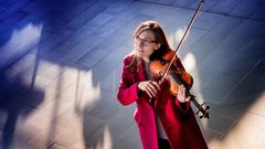 Violinist Eriikka Maalismaa framför på konserten Made in Finland 9.12. Bild: Vasa stadsorkester.