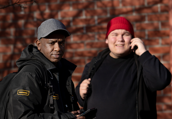 Uppsökande ungdomsarbetet är anonymt, frivilligt och avgiftsfritt. Dess syfte är att med hjälp av ungdomsarbetet göra Helsingfors till en tryggare plats för ungdomar. Bild: Katja Tähjä