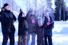 Solmelan perhe nauttii yhdessä lumesta.