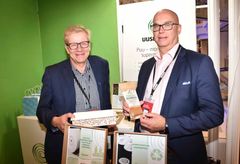 Limingan kunnanjohtaja Pekka Rajala (oik.) ja tekninen johtaja Seppo Pöllänen olivat kiinnostuneita uusiutuvien tuotteiden hyödyntämisestä julkisten keittiöiden ruoanvalmistuksessa ja ruokahävikin vähentämisessä. Ja mikäs aihe sen paremmin hävikkiviikkoon sopisikaan.